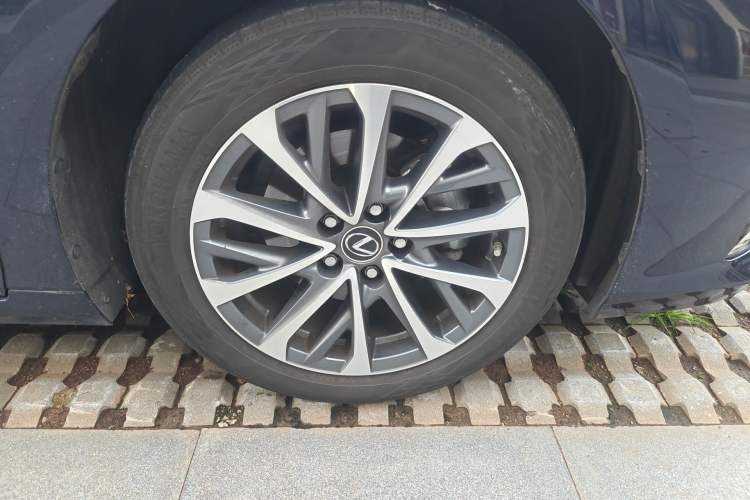 Used Lexus ES 2022 200 Excellence Edition Right Front Wheel Hub