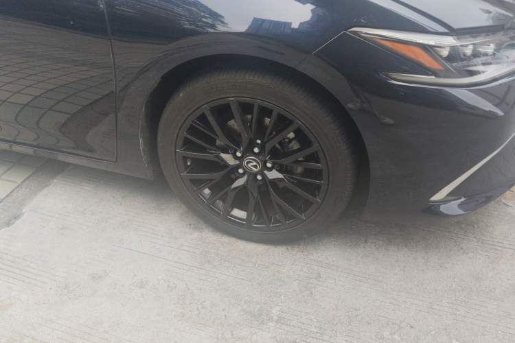 Used Lexus ES 2022 300h Excellence Edition Right Front Wheel Hub