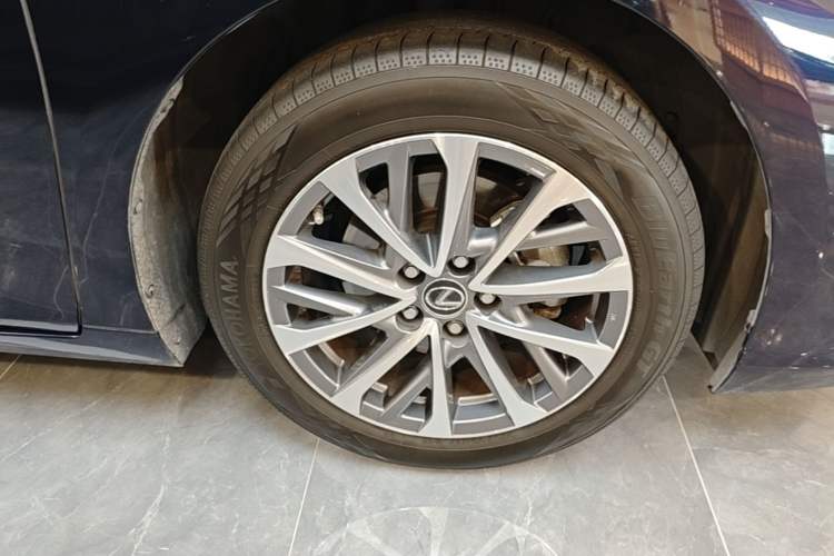 Used Lexus ES 2022 200 Excellence Edition Right Front Wheel Hub