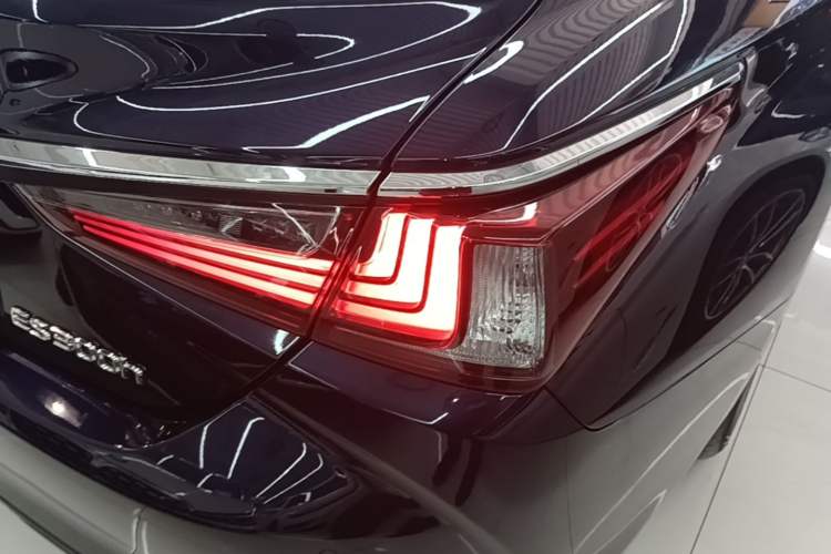 Used Lexus ES 2022 200 Excellence Edition Right Rear Taillight