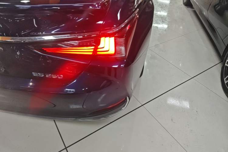 Used Lexus ES 2022 200 Excellence Edition Right Rear Taillight