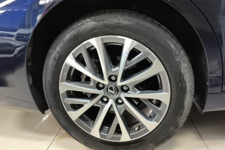 Used Lexus ES 2022 200 Excellence Edition Right Rear Wheel Hub