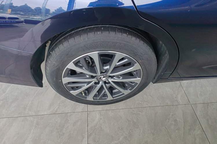 Used Lexus ES 2022 200 Excellence Edition Right Rear Wheel Hub
