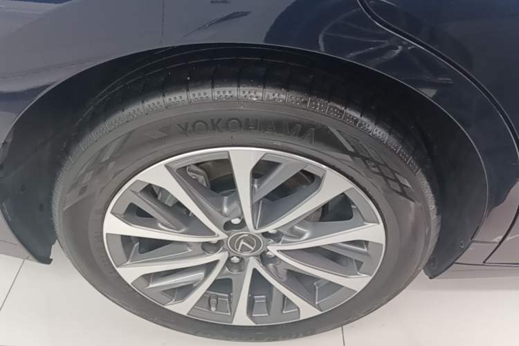 Used Lexus ES 2022 200 Excellence Edition Right Rear Wheel Hub