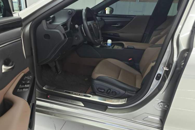 Used Lexus ES 2022 200 Excellence Edition Interior 4