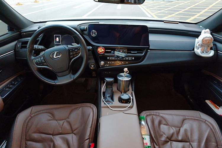 Used Lexus ES 2022 300h Deluxe Edition Center Console