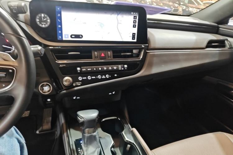 Used Lexus ES 2022 200 Excellence Edition Center Console