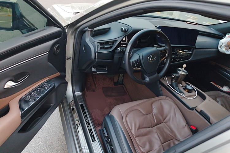 Used Lexus ES 2022 300h Deluxe Edition Driver Seat