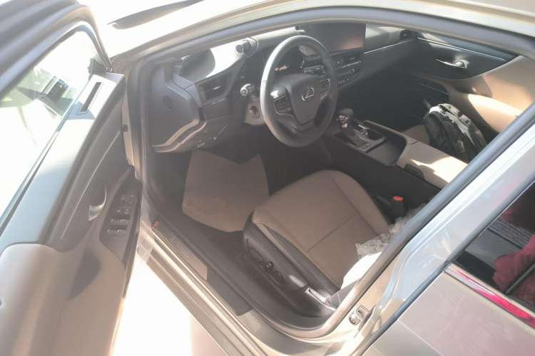 Used Lexus ES 2022 300h Excellence Edition Driver Seat