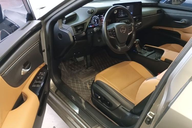 Used Lexus ES 2022 300h Excellence Edition Driver Seat