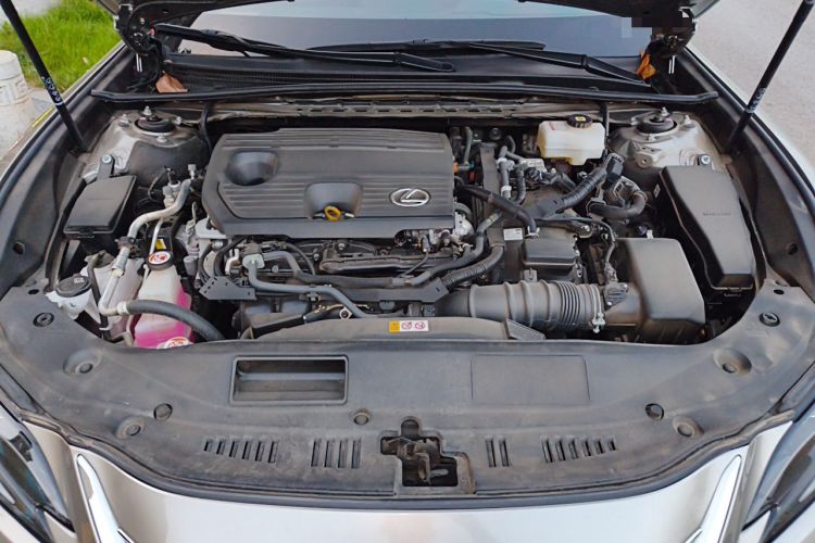 Used Lexus ES 2022 300h Deluxe Edition Engine Bay