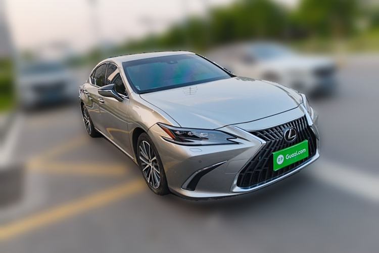 Used Lexus ES 2022 300h Deluxe Edition Front Right 45 Deg