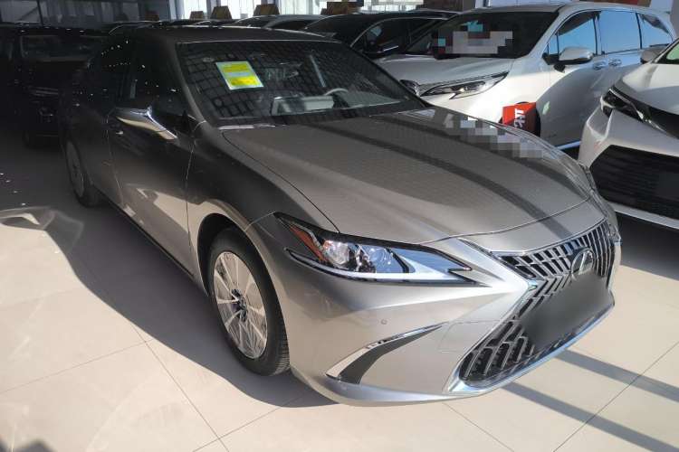 Used Lexus ES 2022 300h Excellence Edition Front Right 45 Deg