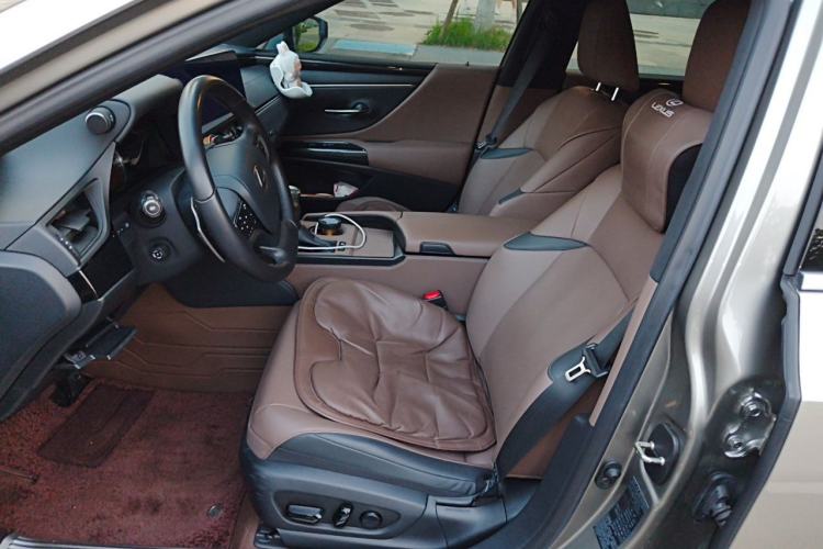 Used Lexus ES 2022 300h Deluxe Edition Left Front Seat