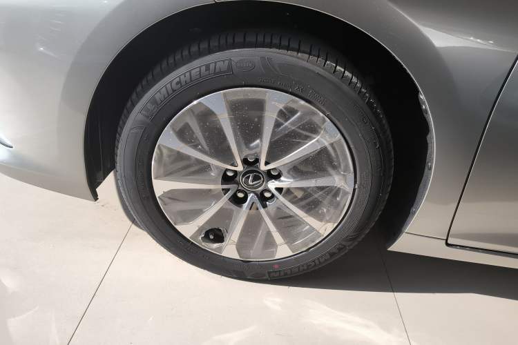 Used Lexus ES 2022 300h Excellence Edition Left Front Wheel Hub