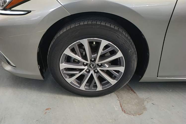 Used Lexus ES 2022 200 Excellence Edition Left Front Wheel Hub