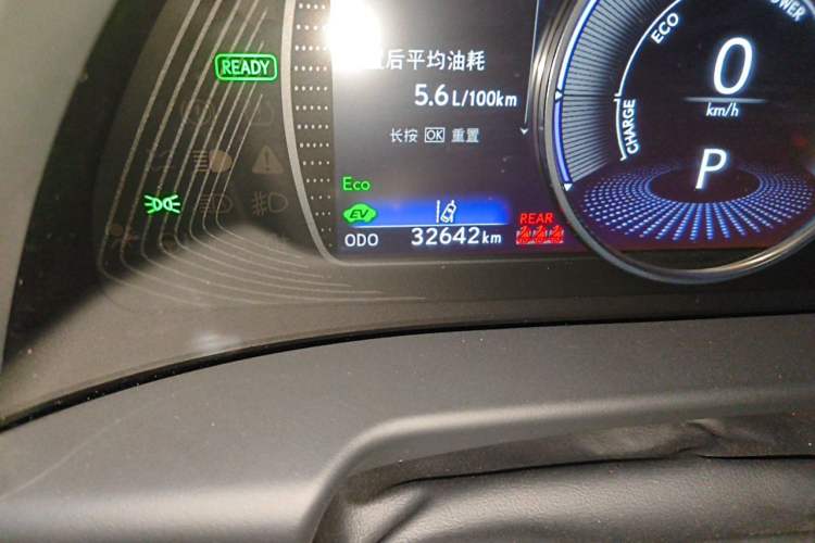 Used Lexus ES 2022 300h Deluxe Edition Odometer Close Up