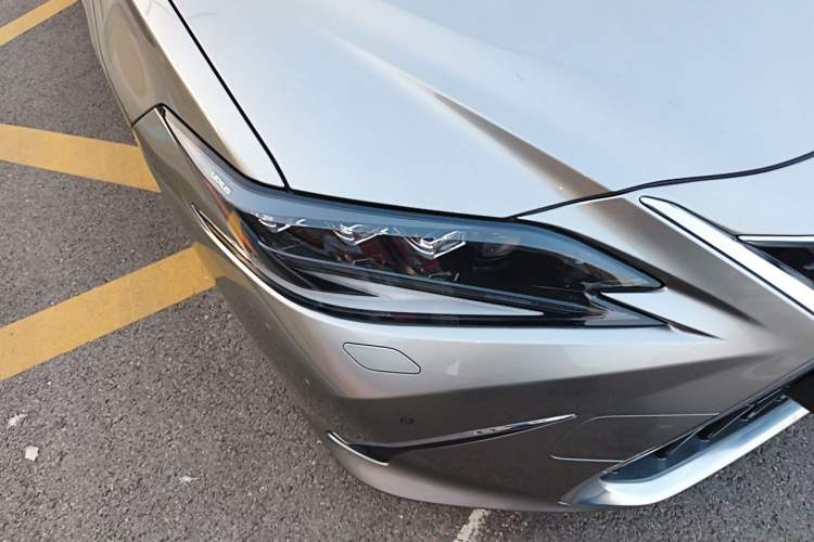 Used Lexus ES 2022 300h Deluxe Edition Right Front Headlight