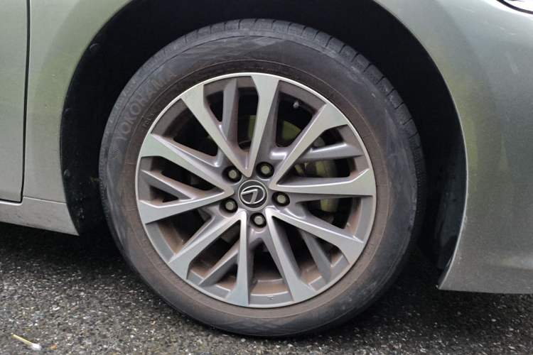 Used Lexus ES 2022 200 Excellence Edition Right Front Wheel Hub