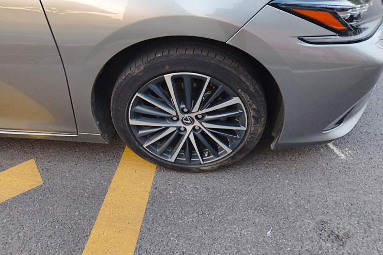 Used Lexus ES 2022 300h Deluxe Edition Right Front Wheel Hub