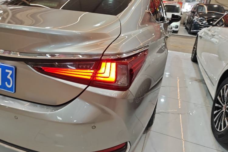 Used Lexus ES 2022 200 Excellence Edition Right Rear Taillight