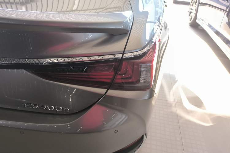 Used Lexus ES 2022 300h Excellence Edition Right Rear Taillight