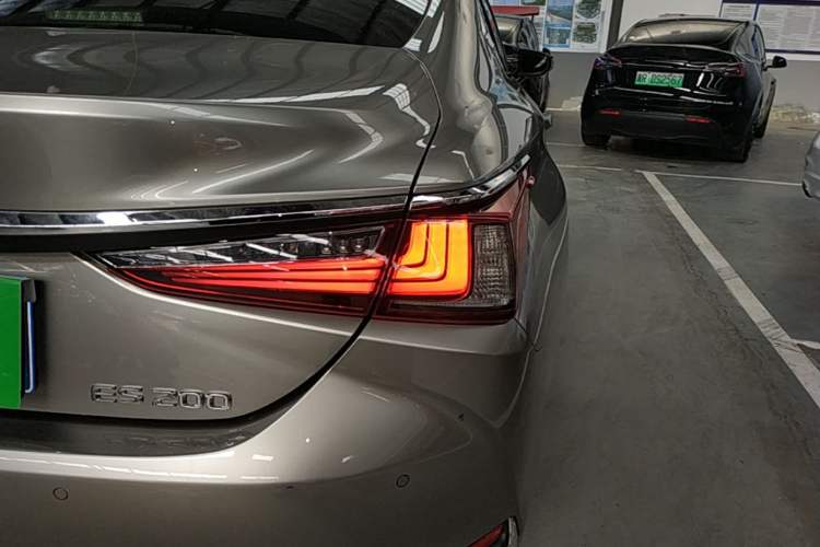 Used Lexus ES 2022 200 Excellence Edition Right Rear Taillight