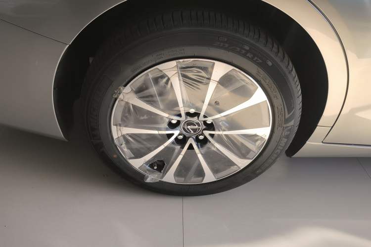 Used Lexus ES 2022 300h Excellence Edition Right Rear Wheel Hub