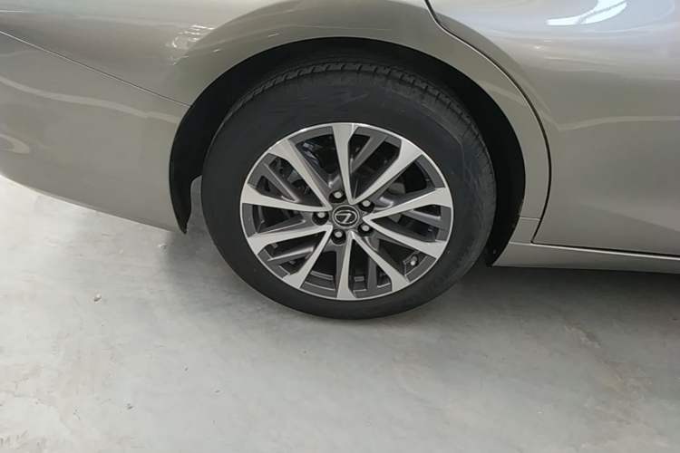 Used Lexus ES 2022 200 Excellence Edition Right Rear Wheel Hub