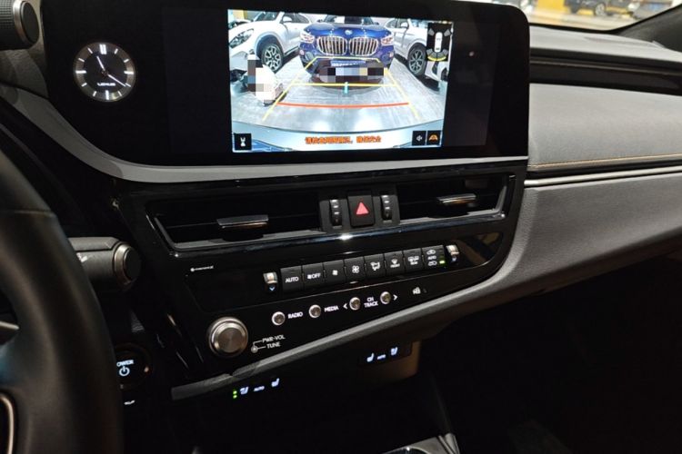 Used Lexus ES 2022 300h Deluxe Edition Audio And AC Panel