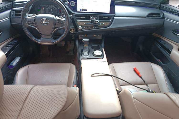 Used Lexus ES 2022 300h Deluxe Edition Center Console
