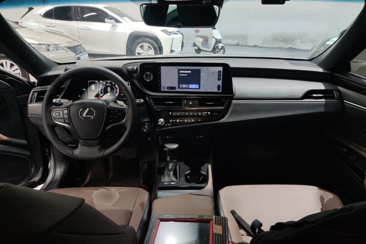 Used Lexus ES 2022 300h Excellence Edition Center Console