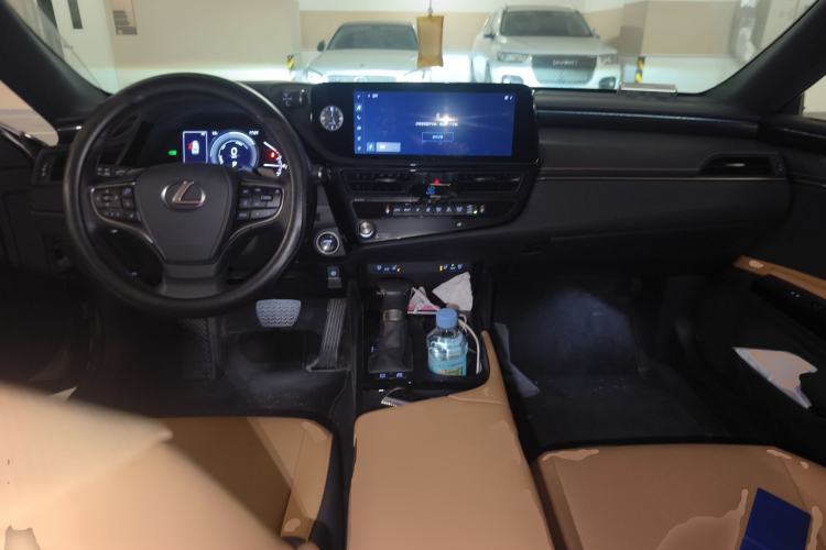 Used Lexus ES 2022 300h Deluxe Edition Center Console
