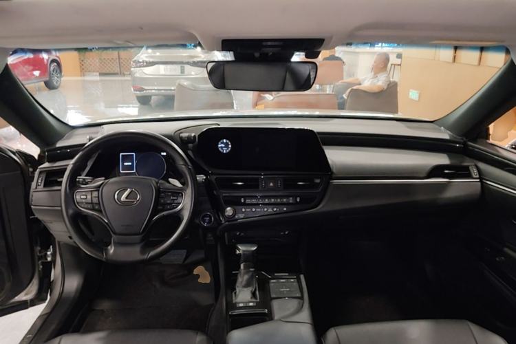 Used Lexus ES 2022 300h Excellence Edition Center Console