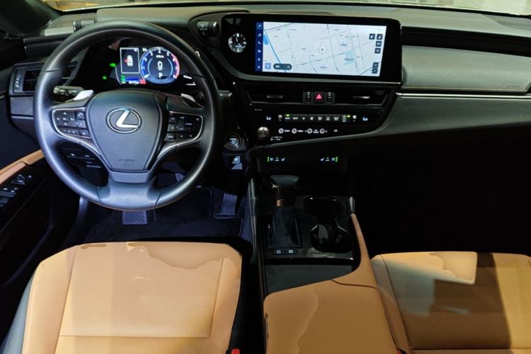 Used Lexus ES 2022 300h Deluxe Edition Center Console