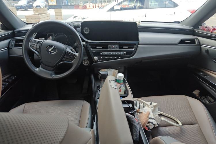 Used Lexus ES 2022 200 Excellence Edition Center Console