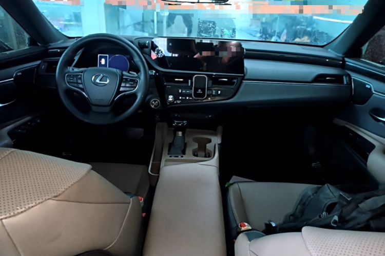 Used Lexus ES 2022 300h Excellence Edition Center Console
