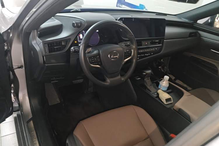 Used Lexus ES 2022 300h Excellence Edition Center Console