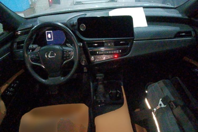 Used Lexus ES 2022 300h Excellence Edition Center Console