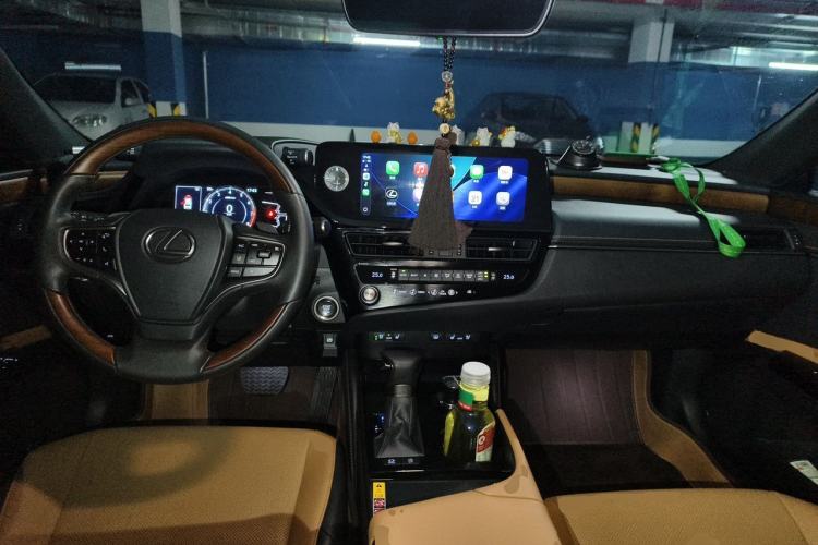 Used Lexus ES 2022 200 Luxury Edition Center Console
