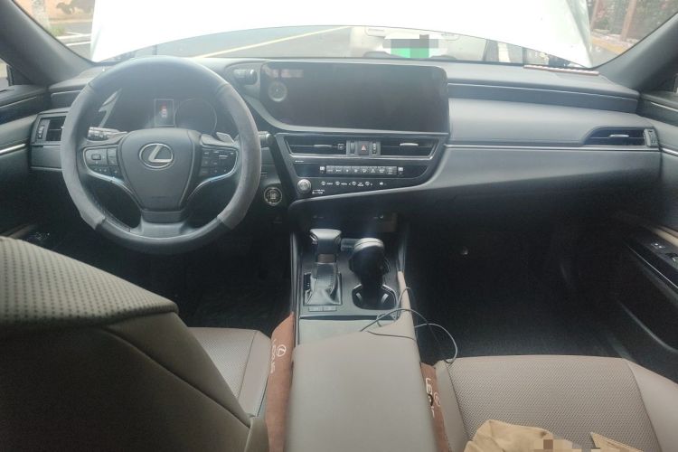 Used Lexus ES 2022 260 Excellence Edition Center Console