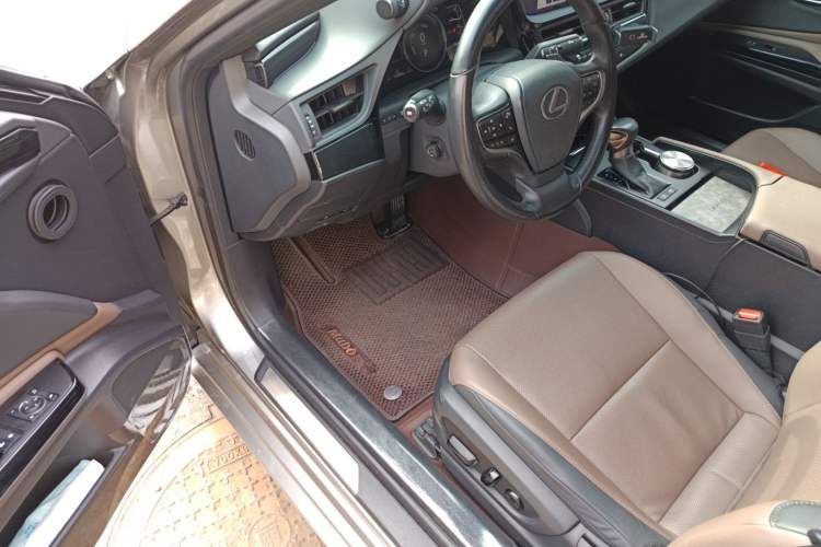 Used Lexus ES 2022 300h Deluxe Edition Driver Seat