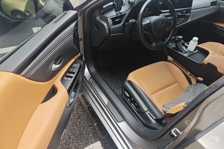 Used Lexus ES 2022 300h Excellence Edition Driver Seat