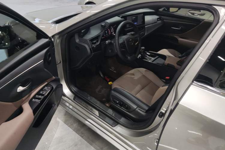 Used Lexus ES 2022 300h Excellence Edition Driver Seat