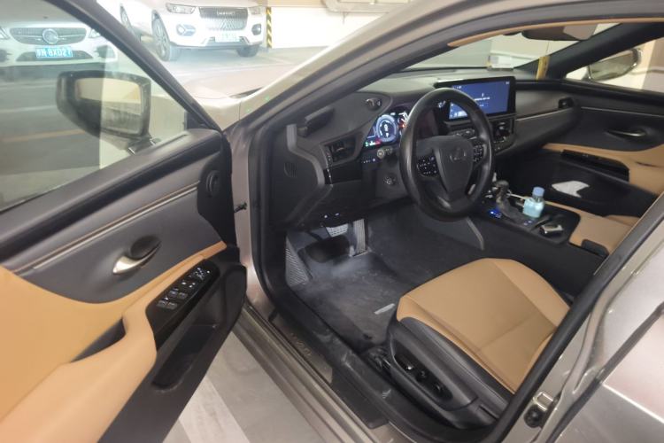 Used Lexus ES 2022 300h Deluxe Edition Driver Seat