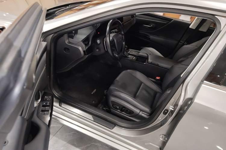 Used Lexus ES 2022 300h Excellence Edition Driver Seat