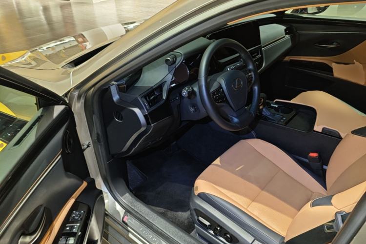 Used Lexus ES 2022 300h Deluxe Edition Driver Seat