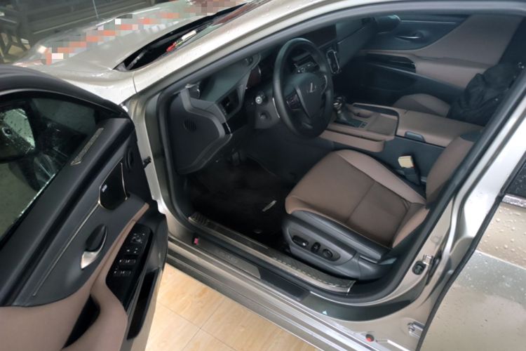 Used Lexus ES 2022 300h Excellence Edition Driver Seat