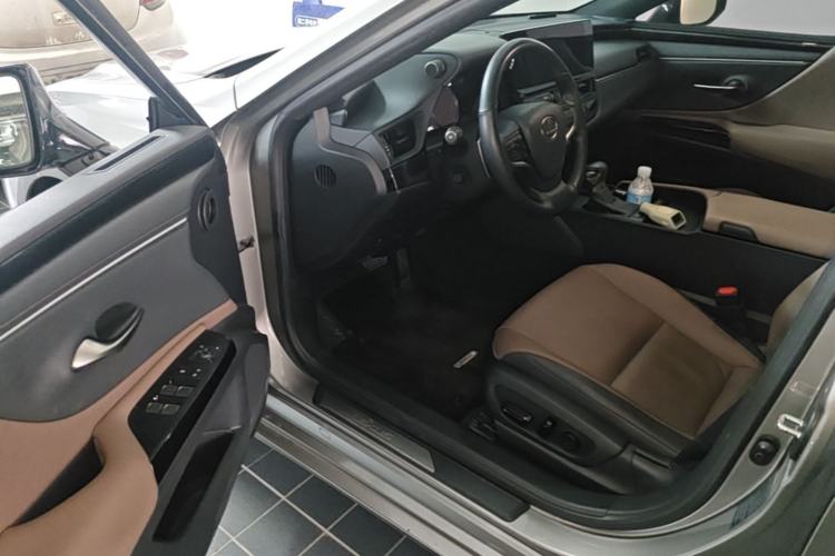 Used Lexus ES 2022 300h Excellence Edition Driver Seat