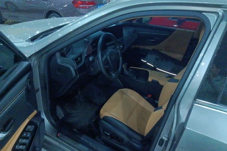Used Lexus ES 2022 300h Excellence Edition Driver Seat